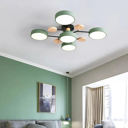 "LED plafondlamp modern Scandinavisch design, metaal en hout, artistieke lichttakken, warme en dimbare verlichting."
