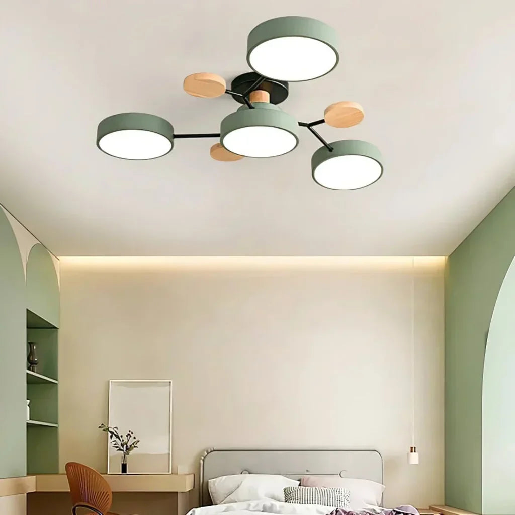 "LED plafondlamp modern Scandinavisch design, metaal en hout, artistieke lichttakken, warme en dimbare verlichting."