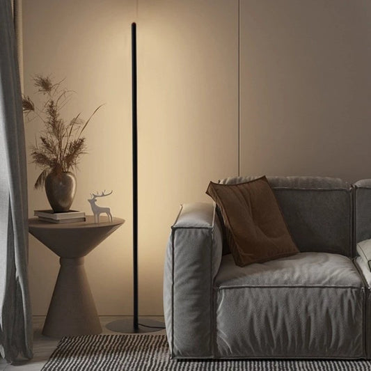 "LED vloerlamp met zachte gloed, modern design, verstelbaar licht, warm wit licht ingesteld in een verfijnd interieur"