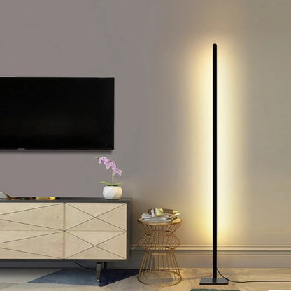 "LED vloerlamp met zachte gloed, modern design, verstelbaar licht, warm wit licht ingesteld in een verfijnd interieur"