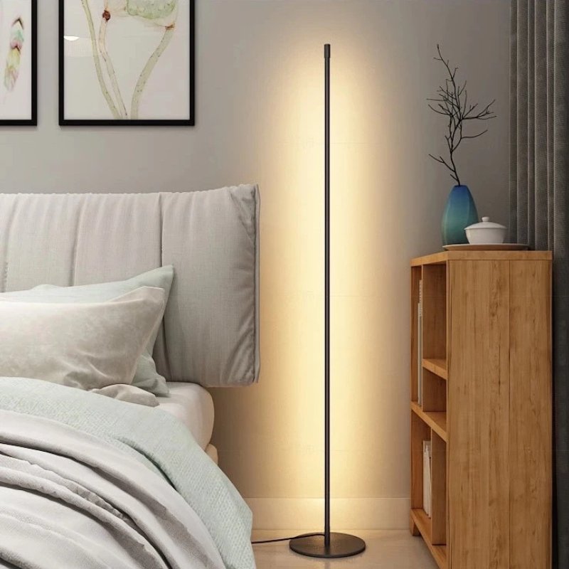 "LED vloerlamp met zachte gloed, modern design, verstelbaar licht, warm wit licht ingesteld in een verfijnd interieur"