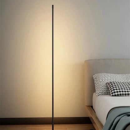 "LED vloerlamp met zachte gloed, modern design, verstelbaar licht, warm wit licht ingesteld in een verfijnd interieur"