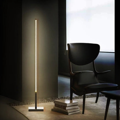 "LED vloerlamp met zachte gloed, modern design, verstelbaar licht, warm wit licht ingesteld in een verfijnd interieur"