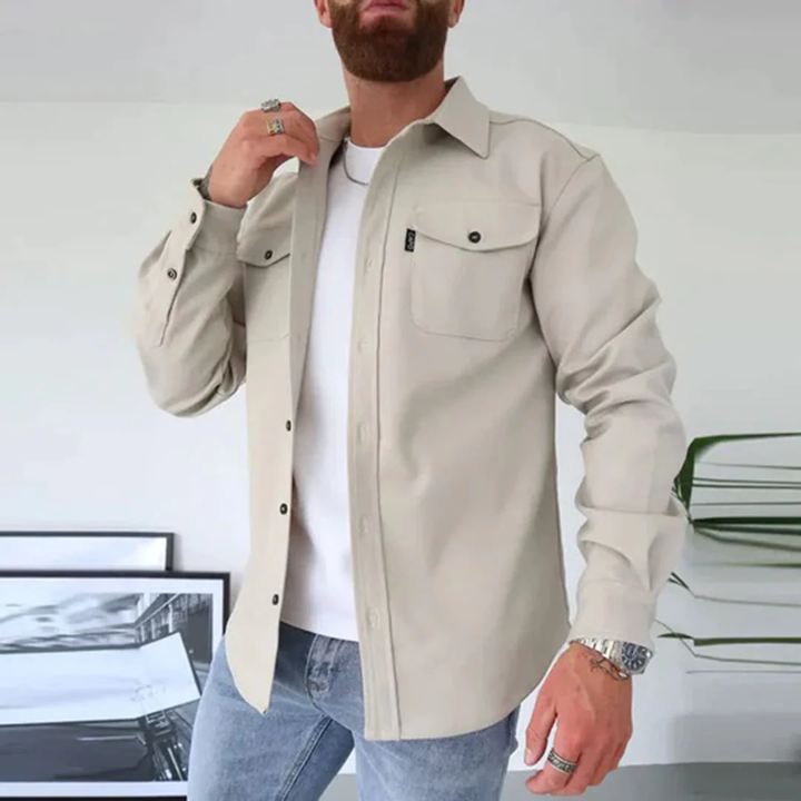 Model draagt casual heren overhemdjas, slimfit overshirt voor een moderne lente/herfst look.
