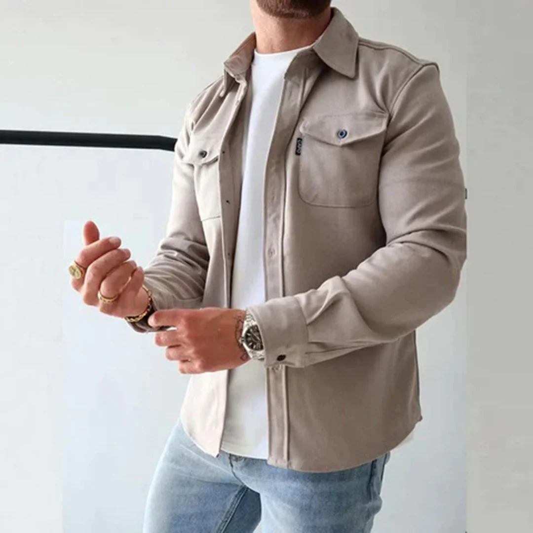 Heren overshirtjas gecombineerd met jeans, perfecte bovenkleding voor een smart-casual lente outfit.