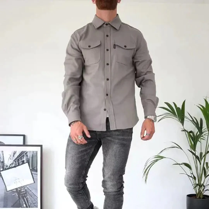 Achterkant van de heren overshirtjas, veelzijdige casual jas voor lente en herfst bovenkleding.