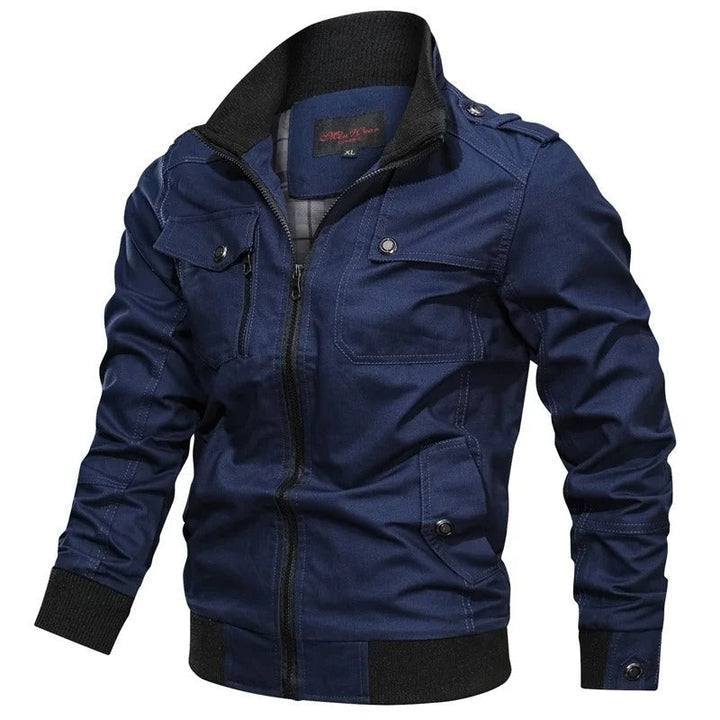 Modieuze heren zomerjas; een stoere zwarte bikerjas met kraagje, perfect voor een casual look.