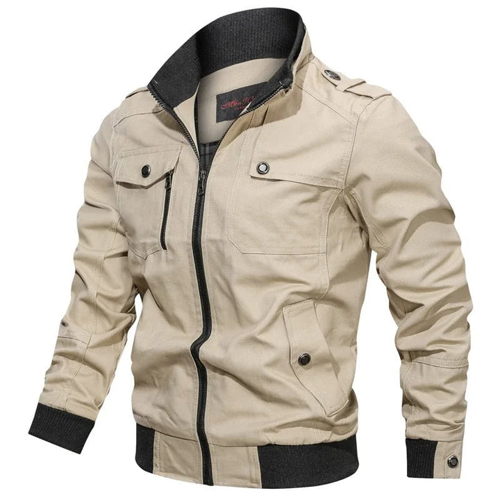 Zwarte heren zomer bikerjas met klassiek kraagje. Comfortabele en trendy jas voor casual lente outfits.