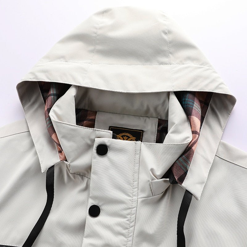 Lange heren waterdichte jas, parka model, biedt extra bescherming tegen kou, wind en regen.