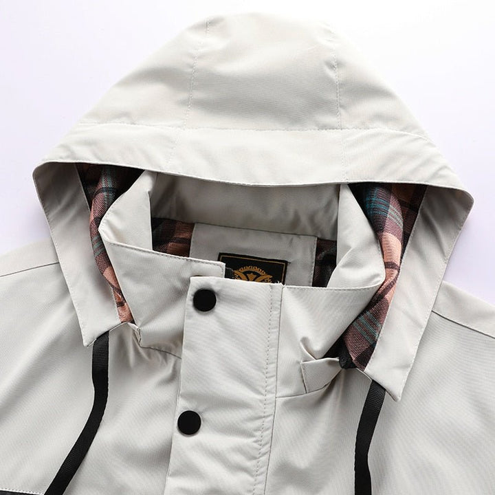 Lange heren waterdichte jas, parka model, biedt extra bescherming tegen kou, wind en regen.