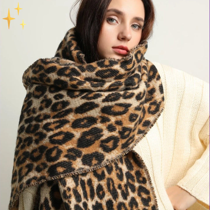 Detail van een luxe gebreide dames sjaal met fijn geweven leopard print, voelt heerlijk zacht.