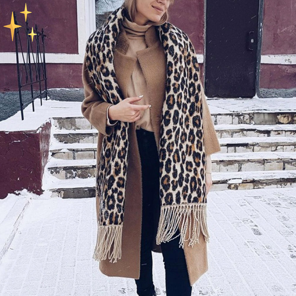 Veelzijdige gebreide dames sjaal met leopard print, warm en modieus voor elke gelegenheid.
