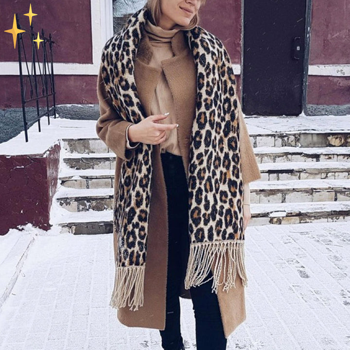 Veelzijdige gebreide dames sjaal met leopard print, warm en modieus voor elke gelegenheid.