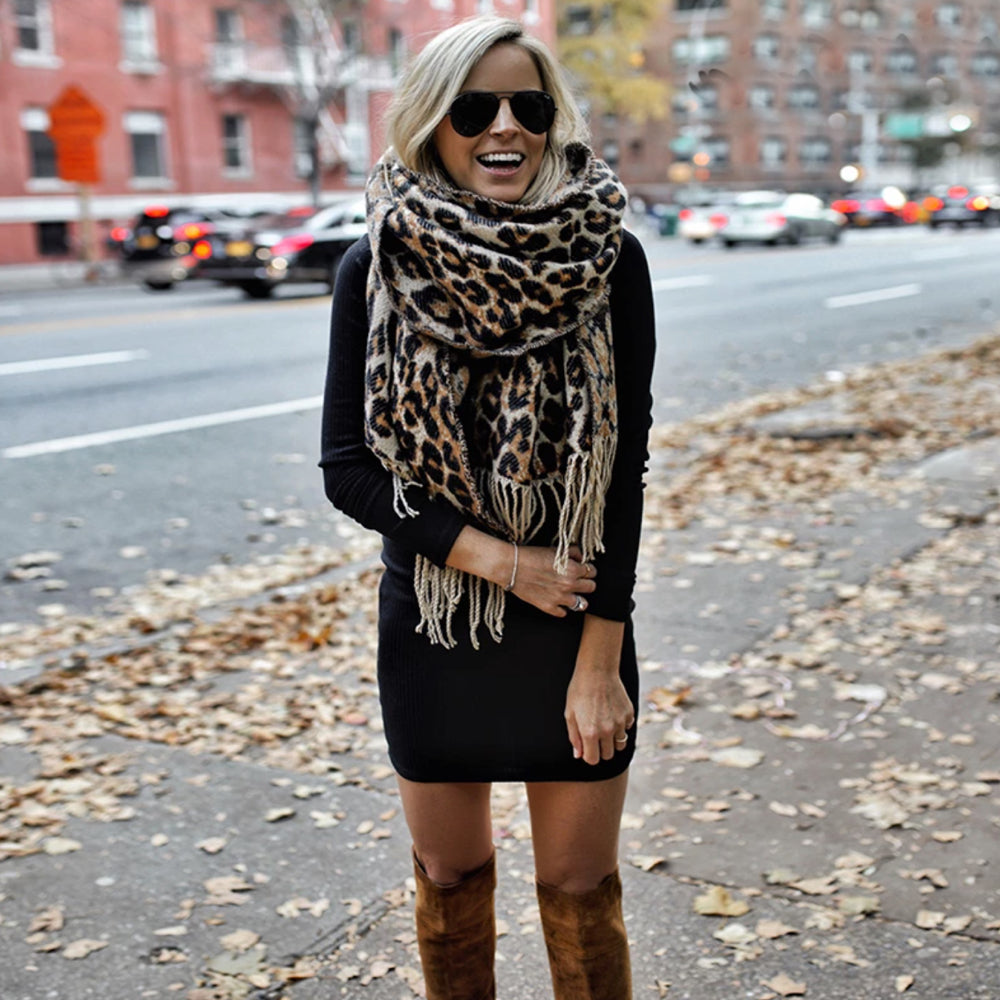 Luxe gebreide dames sjaal met opvallende leopard print, perfect voor de winter.