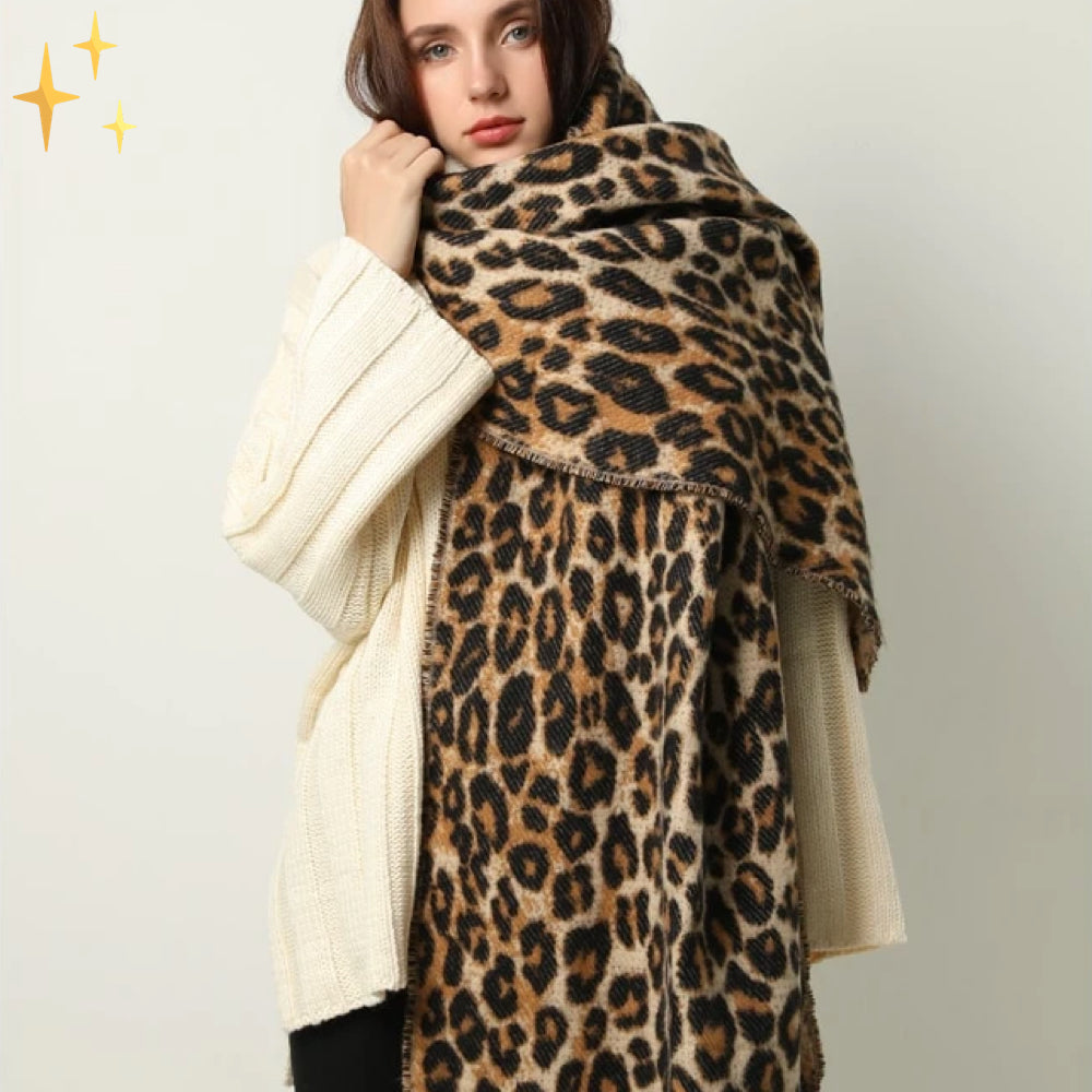 Stijlvolle vrouw draagt een warme gebreide dames sjaal met chique leopard print in de winter.