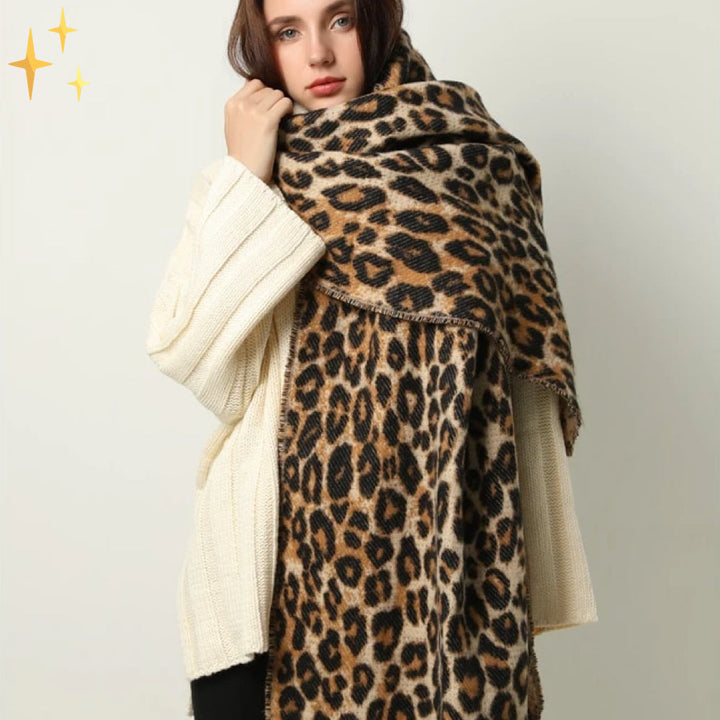 Stijlvolle vrouw draagt een warme gebreide dames sjaal met chique leopard print in de winter.