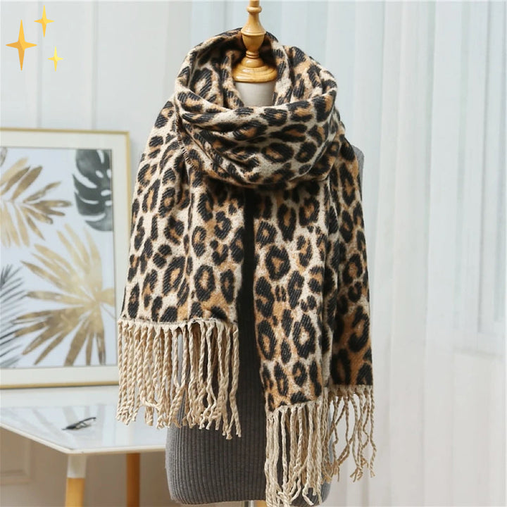 Zachte, warme gebreide sjaal voor dames met stijlvolle leopard print; ideaal als winteraccessoire.