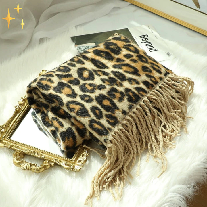 Bruine en zwarte gebreide dames sjaal met opvallende leopard print, een luxe modeaccessoire.