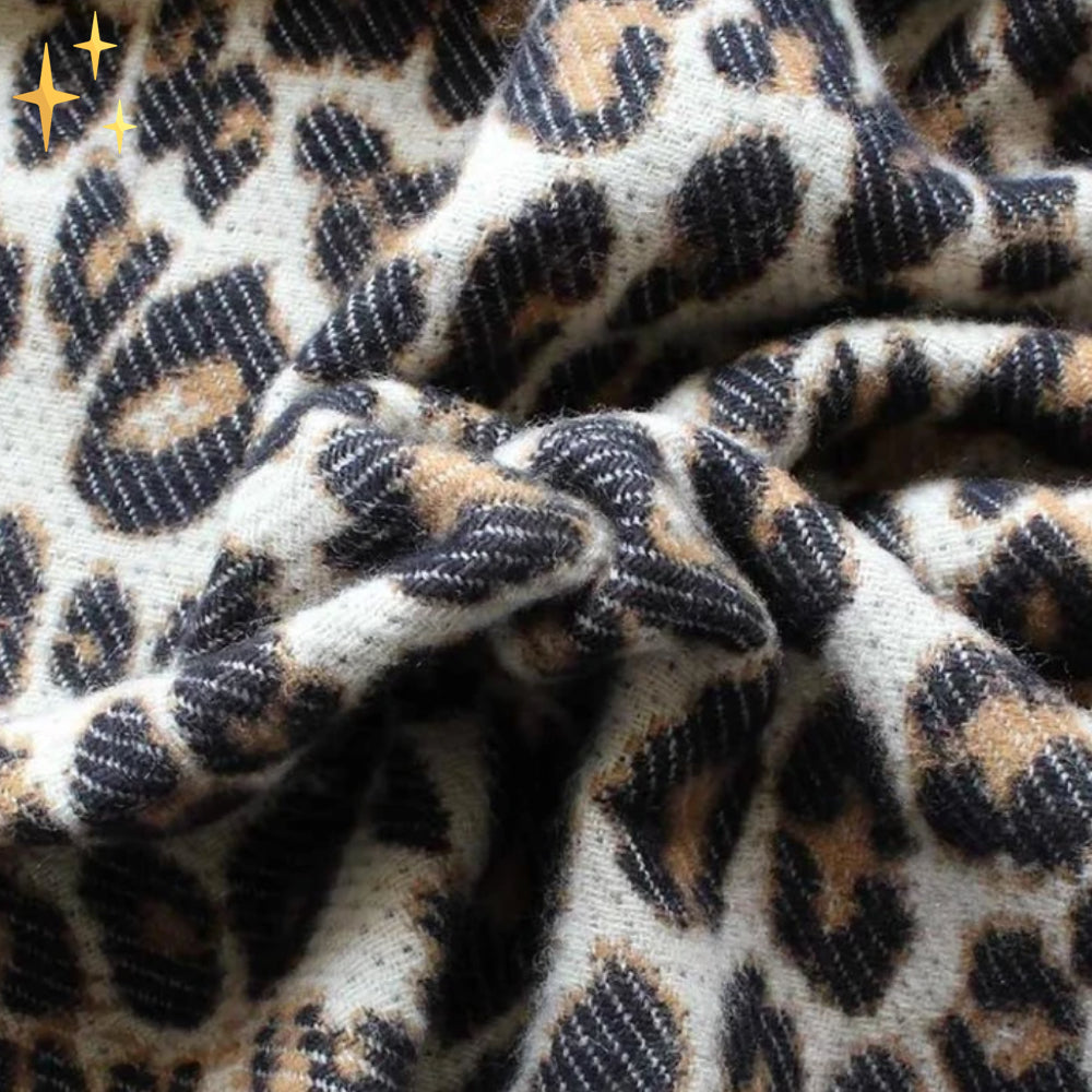 Maak een statement met deze luxe gebreide dames sjaal, voorzien van modieuze leopard print.