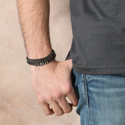 "Leren armband voor zoon met 'Love You Forever' gravure, gemaakt van bruin leer en roestvrij staal, stijlvol en emotioneel."