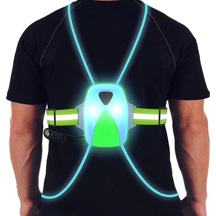 Actie: Loper draagt reflecterend LED veiligheidsvest. Unisex hardloopvest voor optimale zichtbaarheid tijdens hardlopen en fietsen.