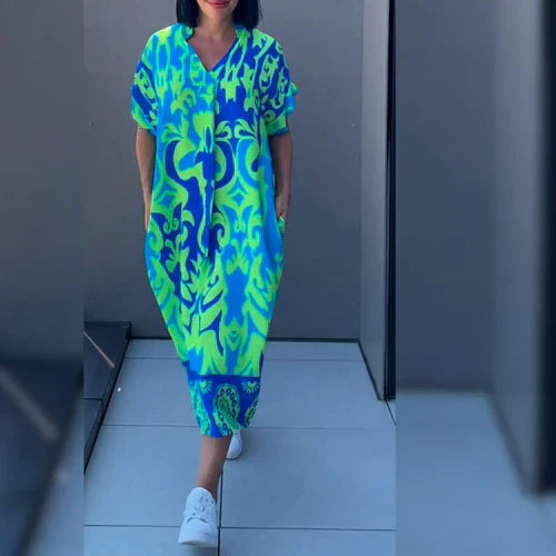 "Levendige bedrukte kaftan maxi jurk met tropisch dessin, V-hals en korte mouwen, ideaal voor zomerse dagen en avonden."