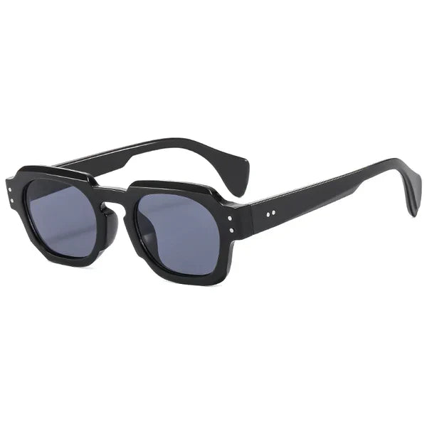Zwarte pilotenstijl zonnebril, unisex. Ideaal voor heren en dames die een trendy UV-beschermende bril zoeken.