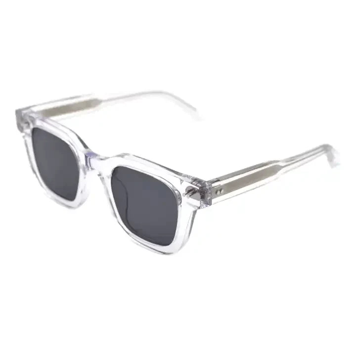 Moderne heren zonnebril met donkere glazen. Essentieel accessoire voor UV-bescherming en een trendy zomerlook.