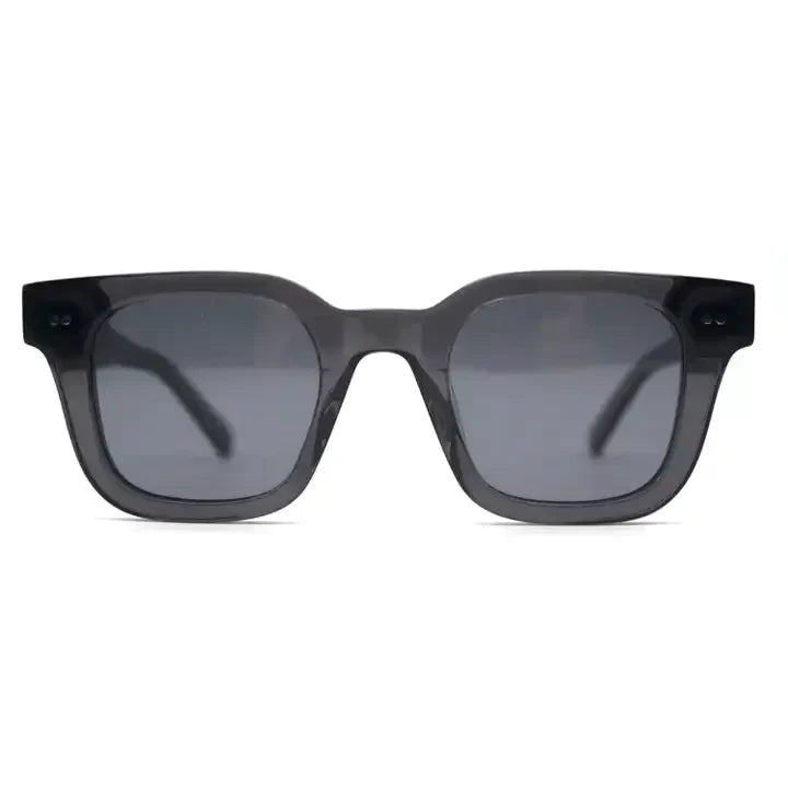 Zwarte heren zonnebril met donkere glazen, biedt UV-bescherming en modieuze flair. Ideaal voor lente en zomer.
