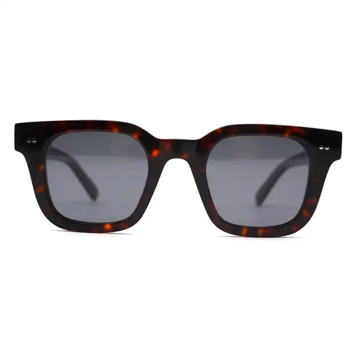 Comfortabele heren zonnebril met donkere glazen van kunststof. Onmisbaar voor UV-bescherming en stijl in de zon.