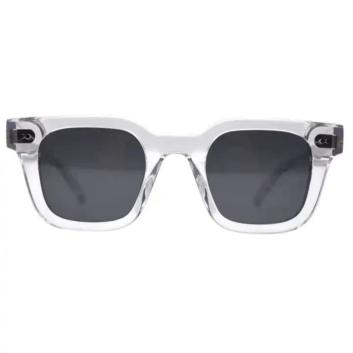 Heren zonnebril met donkere glazen, biedt optimale UV-bescherming. Stijlvol en modieus voor zomer en lente.