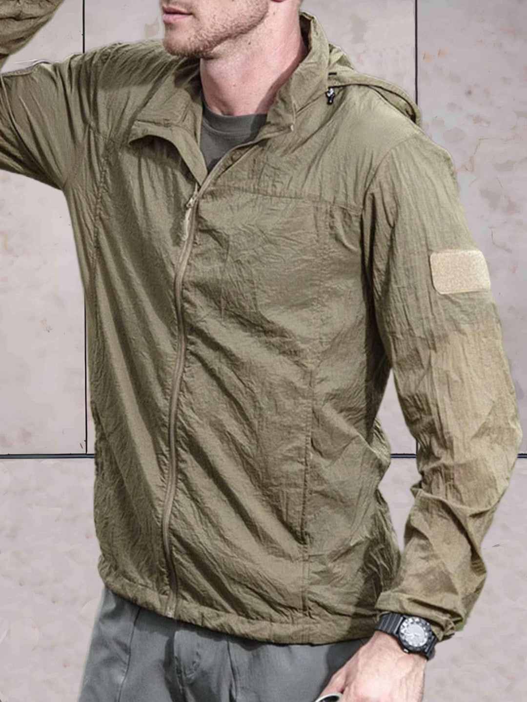 Waterdichte heren windbreaker met rits en capuchon, perfect voor outdoor en casual gebruik.