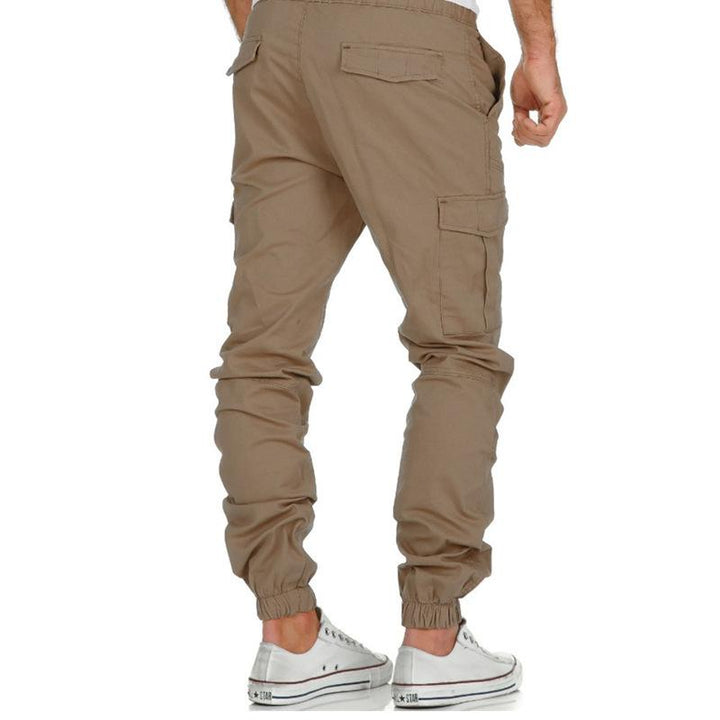 Man draagt comfortabele multi-pocket cargobroek, ideaal voor een actieve streetwear stijl in herenmode.