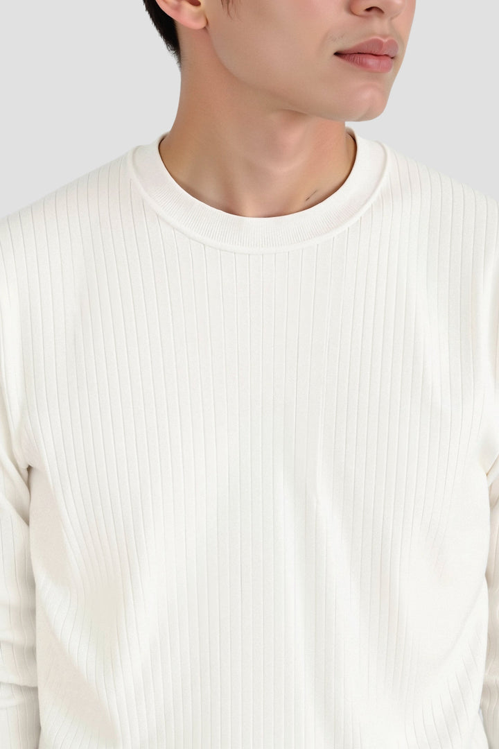 Stijlvolle gebreide heren longsleeve trui in wit, met ronde hals en geribbeld patroon voor comfort.