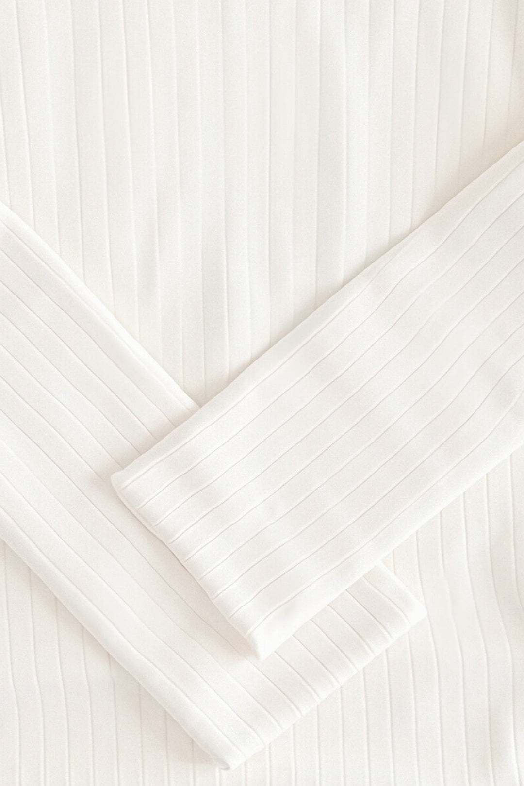 Modieuze witte longsleeve trui voor heren, gebreid met subtiele ribbels en een ronde hals.