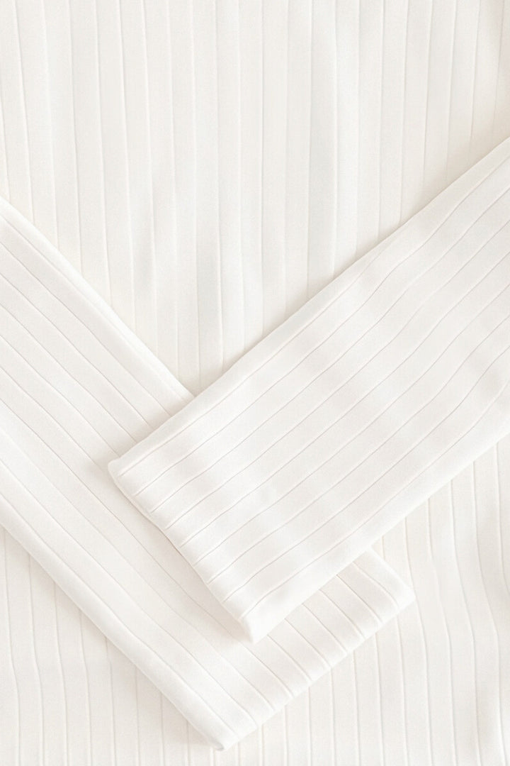 Modieuze witte longsleeve trui voor heren, gebreid met subtiele ribbels en een ronde hals.