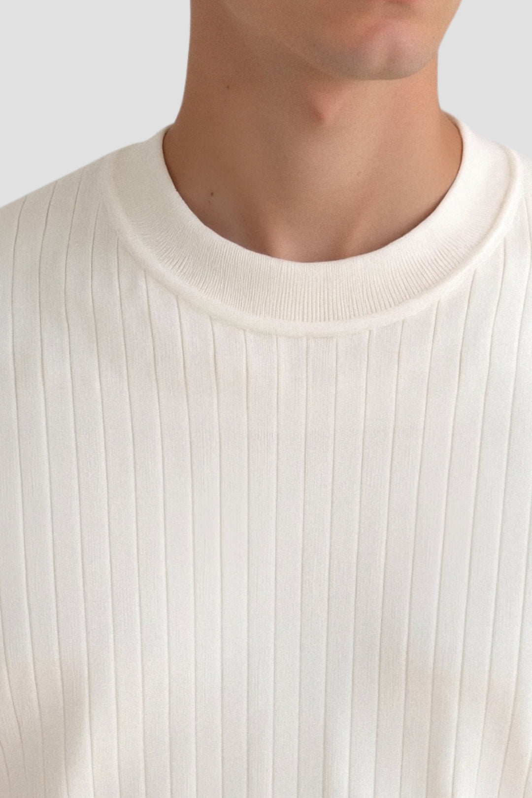 Veelzijdige witte heren longsleeve trui, comfortabel en stijlvol, met geribbelde textuur en ronde hals.