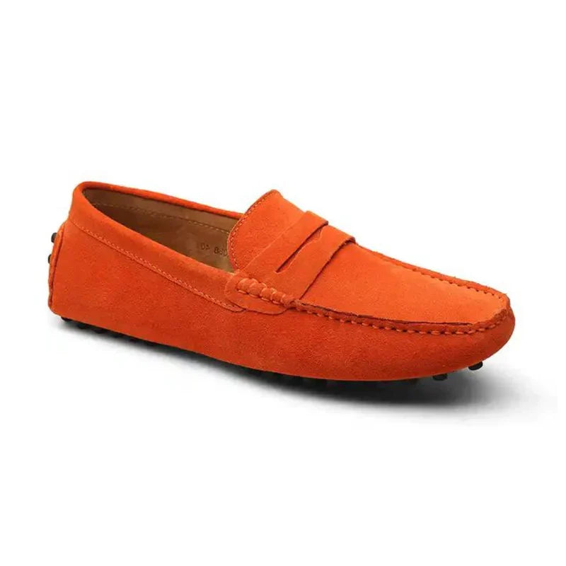 Deze elegante heren driver instappers van suède combineren comfort met tijdloze stijl voor de moderne man.