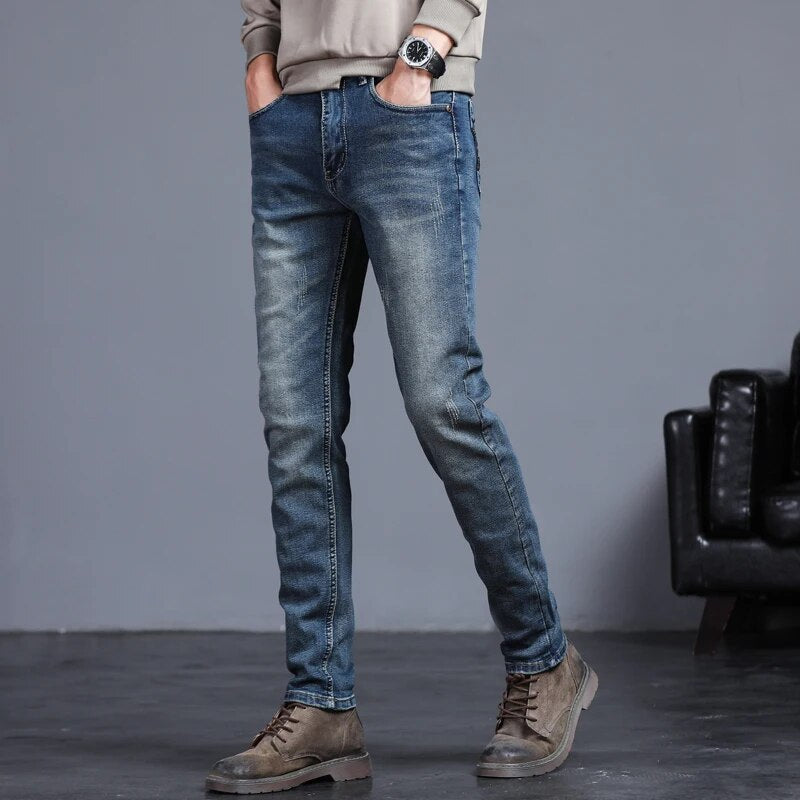 Blauwe slim fit heren bikerjeans. Trendy spijkerbroek met tapered pasvorm, perfect voor stijlvolle herenkleding.