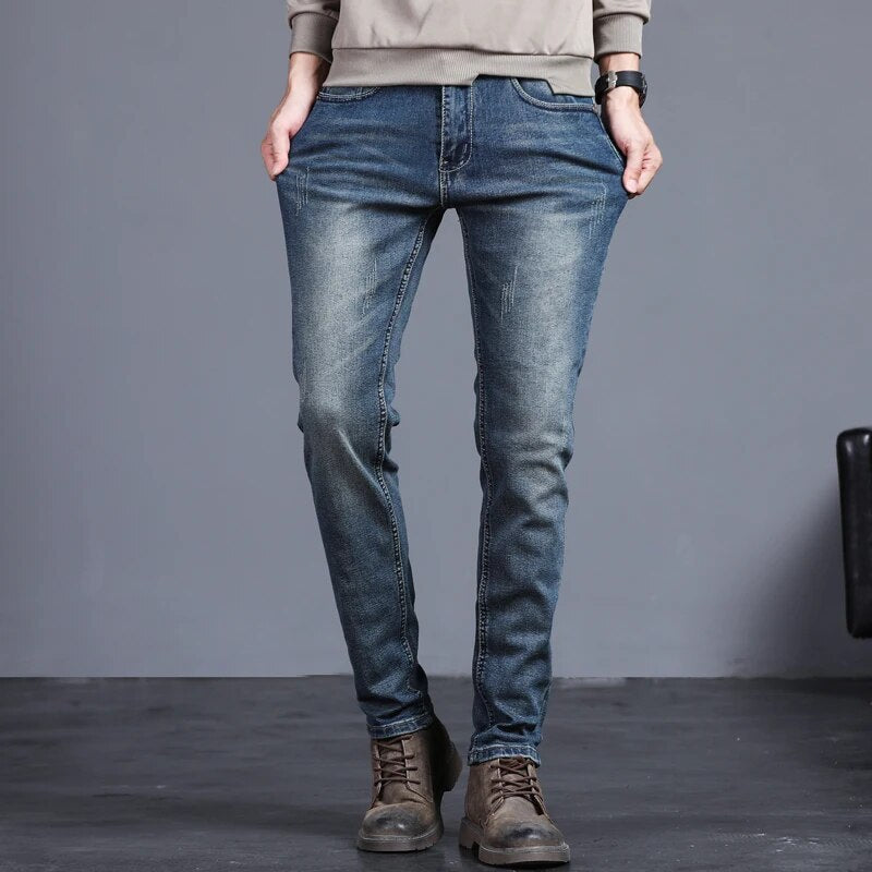 Comfortabele blauwe heren bikerjeans in slim fit. Modieuze spijkerbroek, ideaal voor casual herfst- en wintermode.