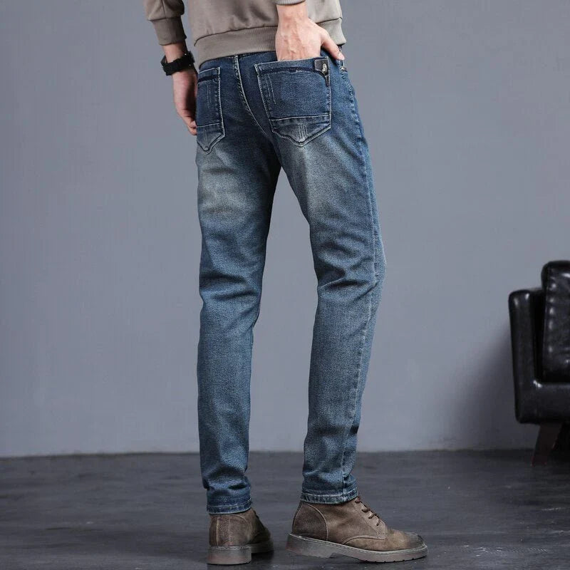 Stijlvolle blauwe tapered heren bikerjeans met slim fit. Trendy spijkerbroek voor de moderne man.