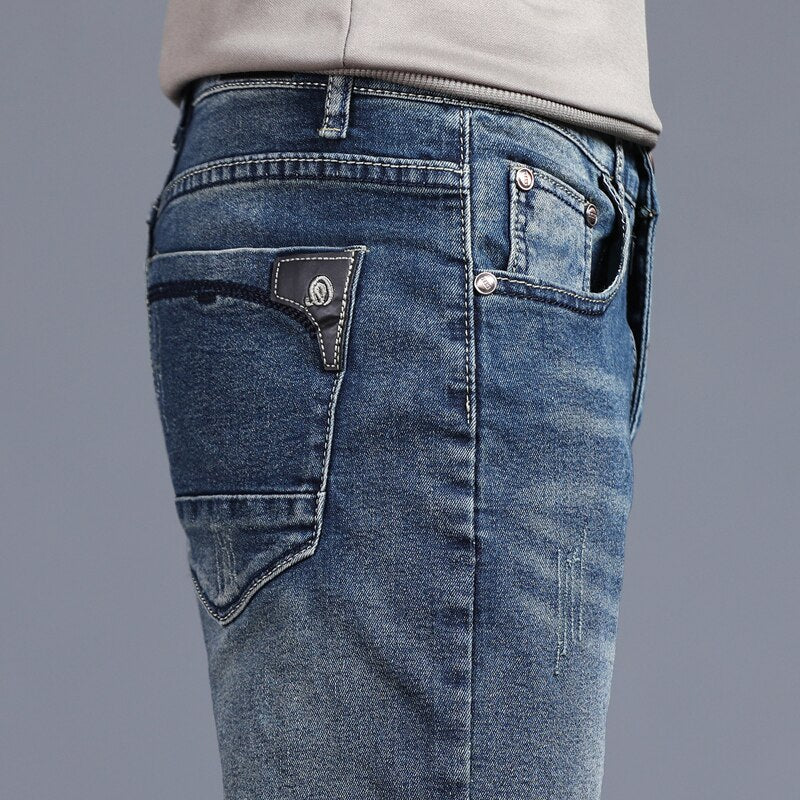 Casual blauwe heren slim fit jeans. Comfortabele biker spijkerbroek, perfect voor dagelijkse herenkleding en mode.