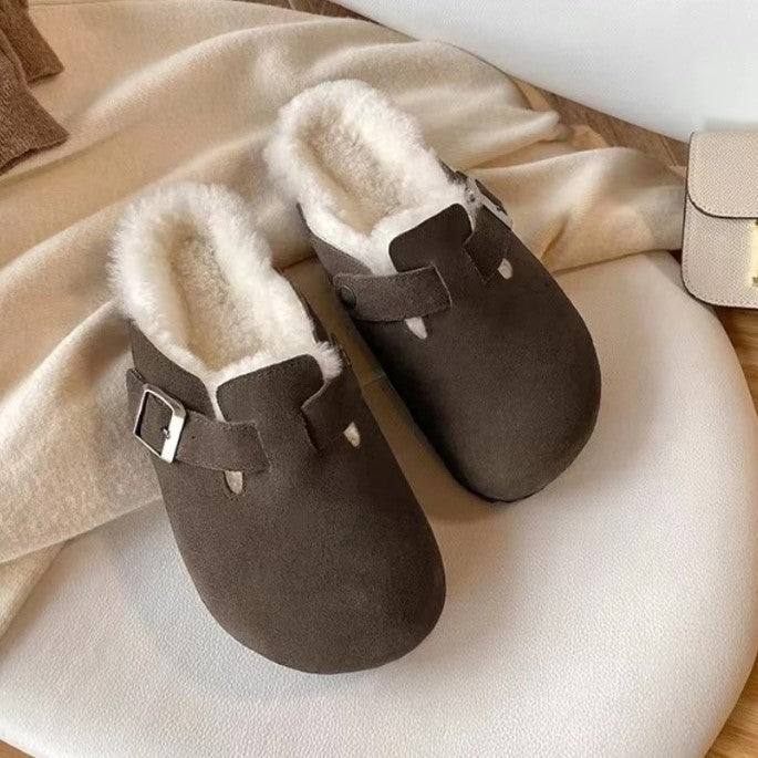 Boston sandalen aan voeten: persoon draagt comfortabele bruine Boston sandalen, casual look voor dagelijks gebruik.