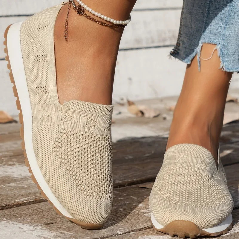 Lichte, ademende dames loafers, slip-on, gebreid bovenwerk. Verkrijgbaar in apricot, zwart, hemelsblauw, marineblauw.