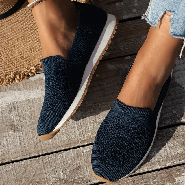 Lichte, ademende dames loafers, slip-on, gebreid bovenwerk. Verkrijgbaar in apricot, zwart, hemelsblauw, marineblauw.