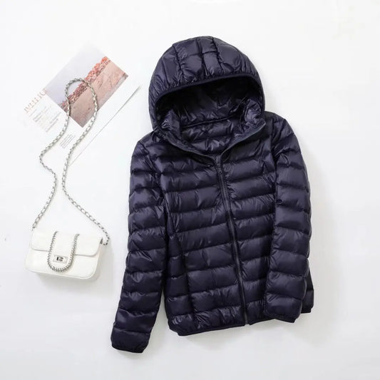 "Lichte donsjas dames met warme 80% eendendons vulling en capuchon, perfect voor herfst en winter, stijlvol ontworpen."