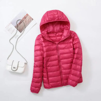 "Lichte donsjas dames met warme 80% eendendons vulling en capuchon, perfect voor herfst en winter, stijlvol ontworpen."
