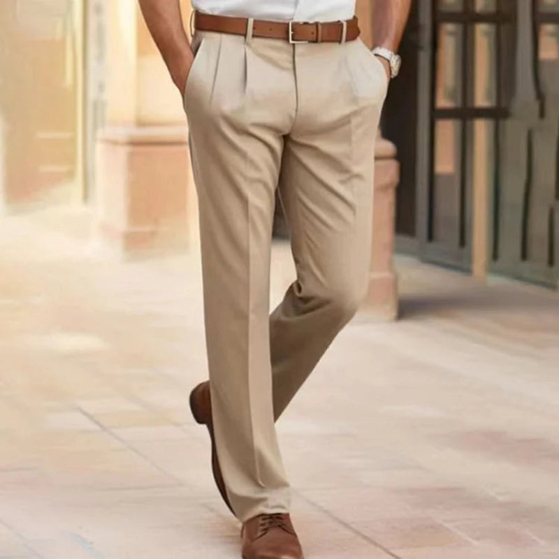 "Lichtgewicht beige heren zomerbroek, stijlvol en ademend, geschikt voor zowel kantoor als casual zomeruitjes."