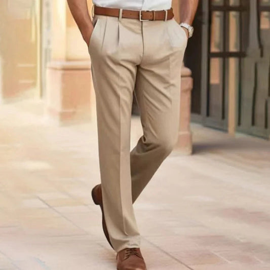 "Lichtgewicht beige heren zomerbroek, stijlvol en ademend, geschikt voor zowel kantoor als casual zomeruitjes."