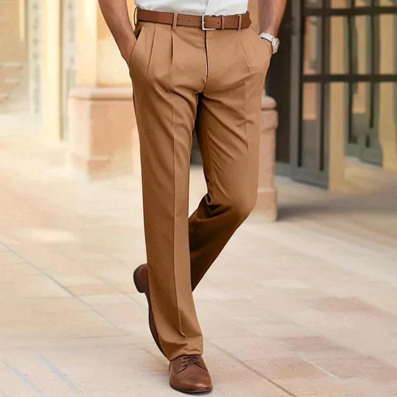"Lichtgewicht beige heren zomerbroek, stijlvol en ademend, geschikt voor zowel kantoor als casual zomeruitjes."